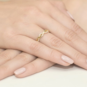 Pierścionek z Brylantami 0,07ct z żółtego złota próby 585. W-0096